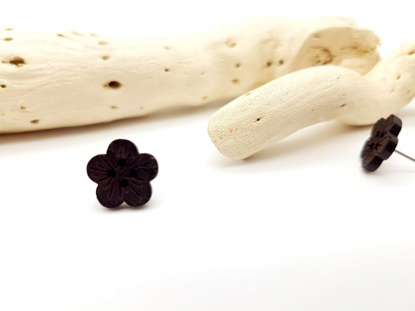 Schwarze Blumen Kokos Knopf Ohrstecker